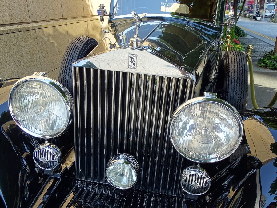 Vintage Rolls-Royce outside the hotel